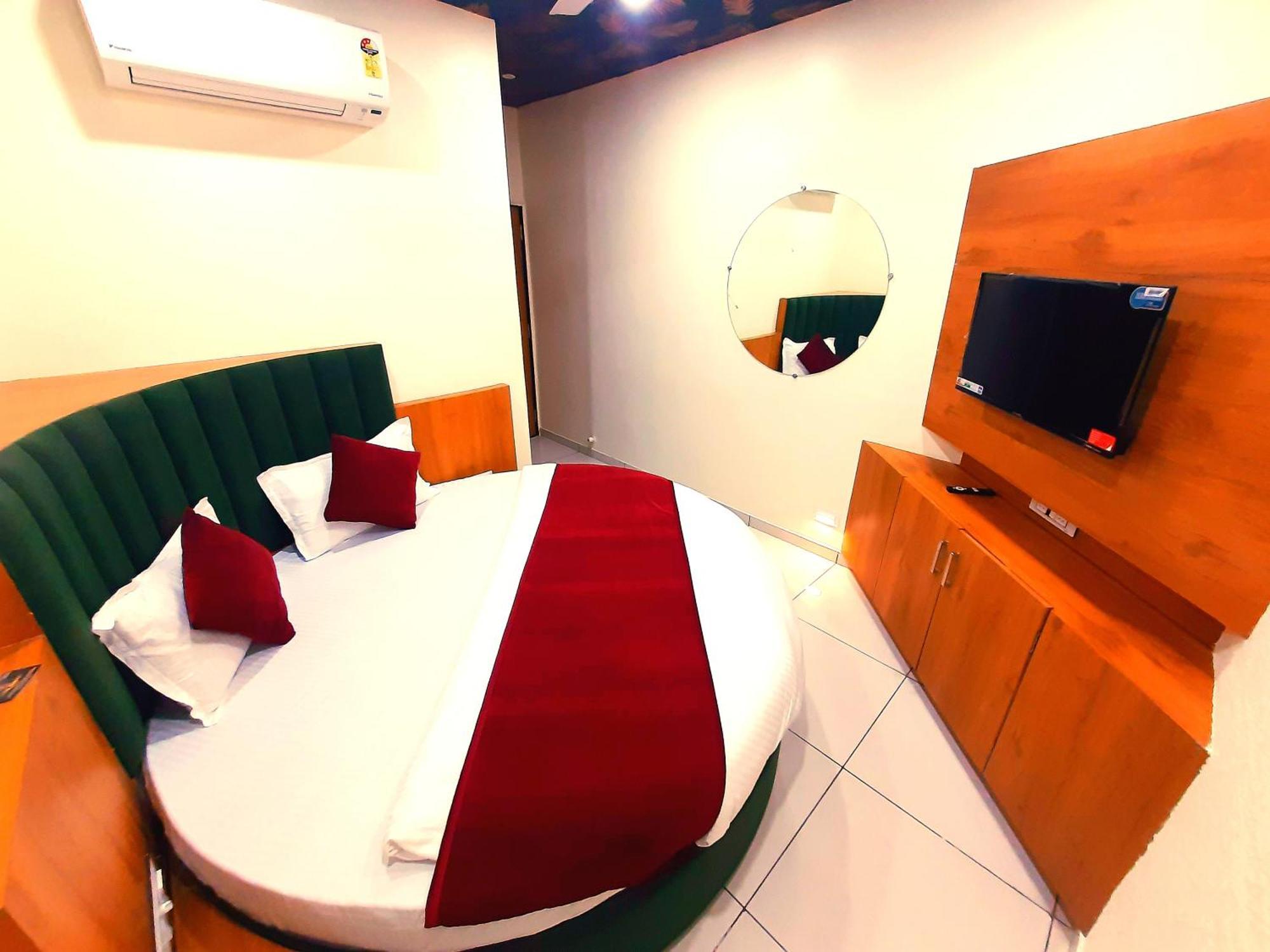 Hotel Suncity Ahmedabad Bagian luar foto