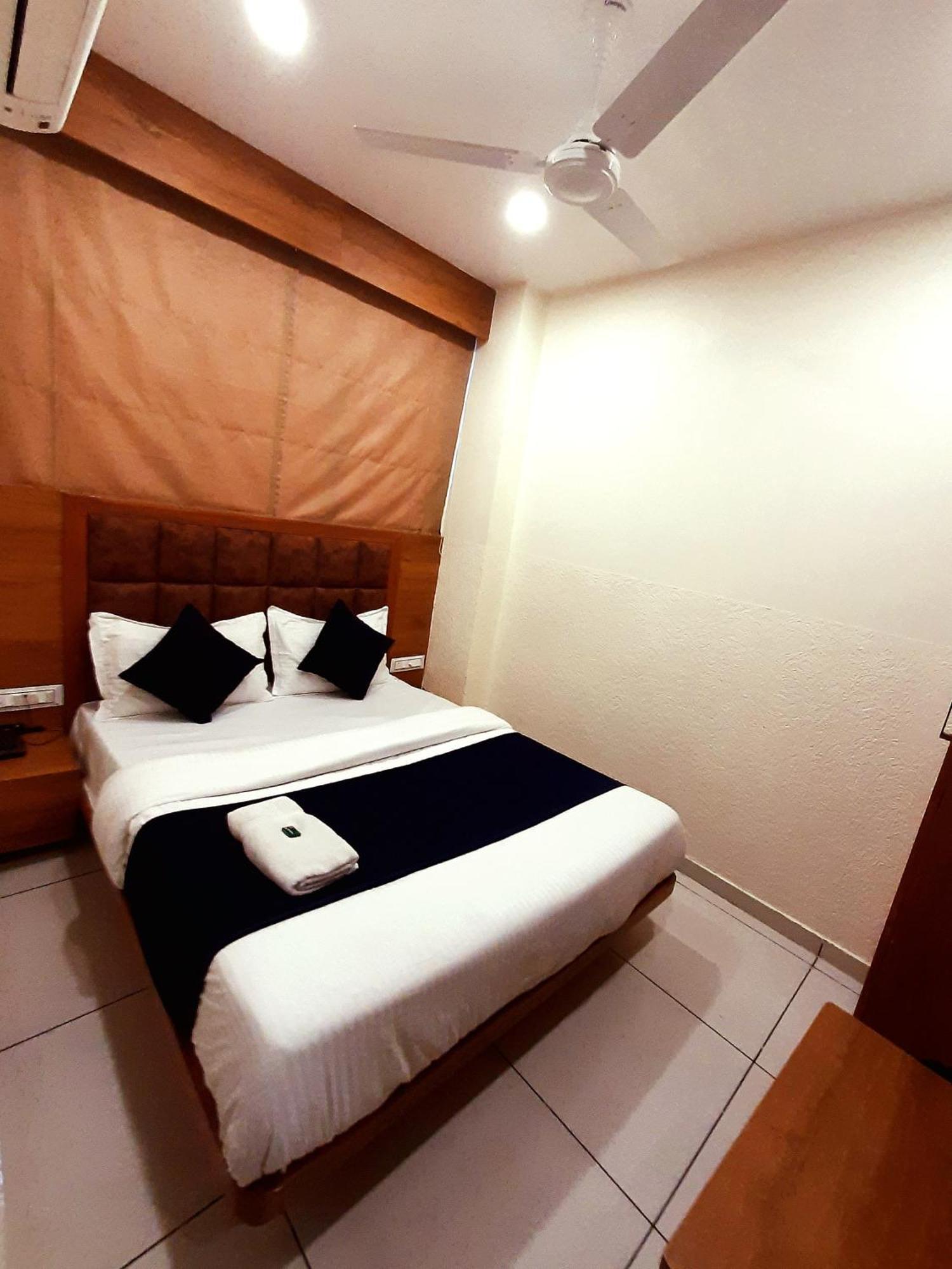 Hotel Suncity Ahmedabad Bagian luar foto