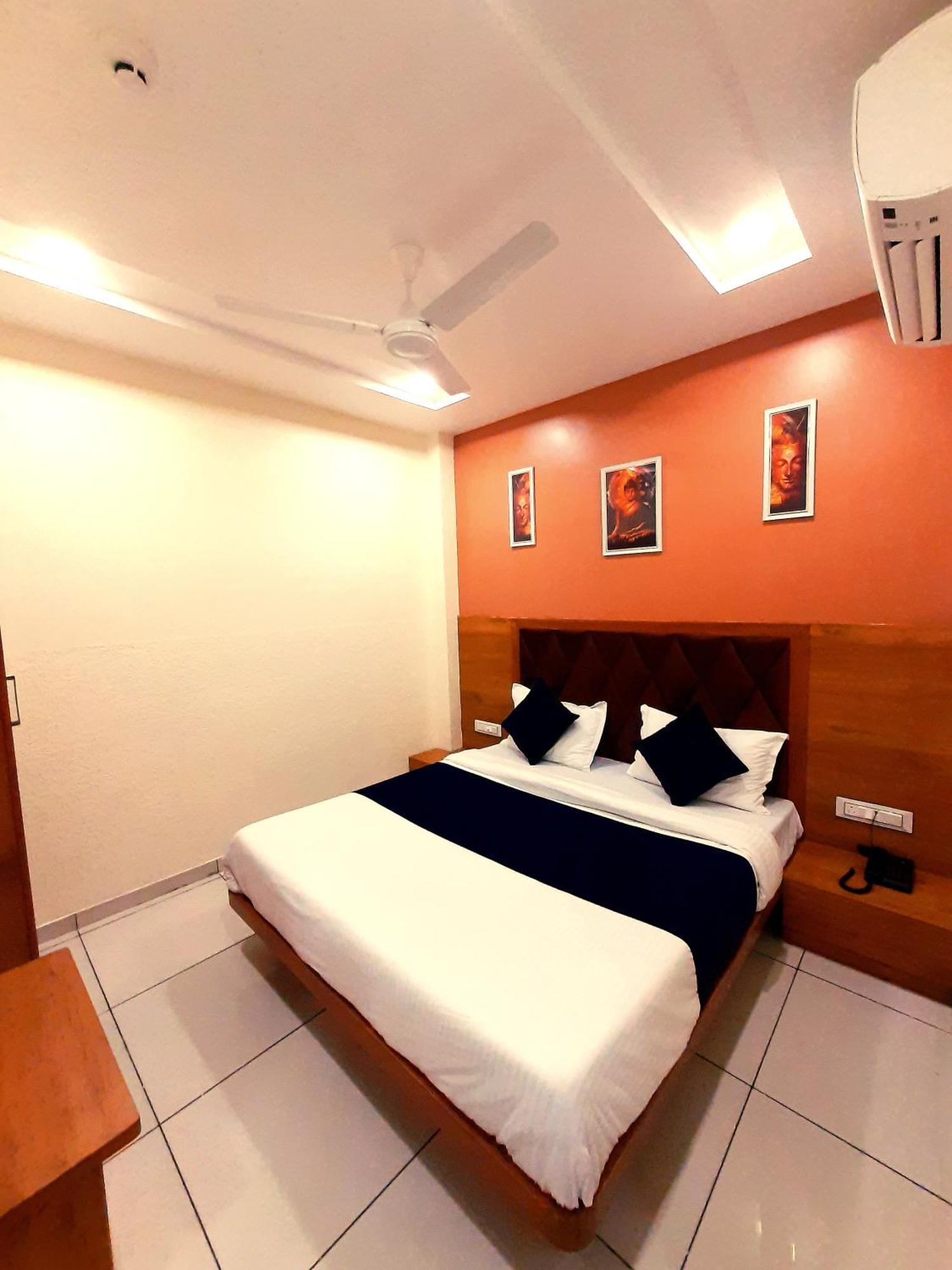 Hotel Suncity Ahmedabad Bagian luar foto