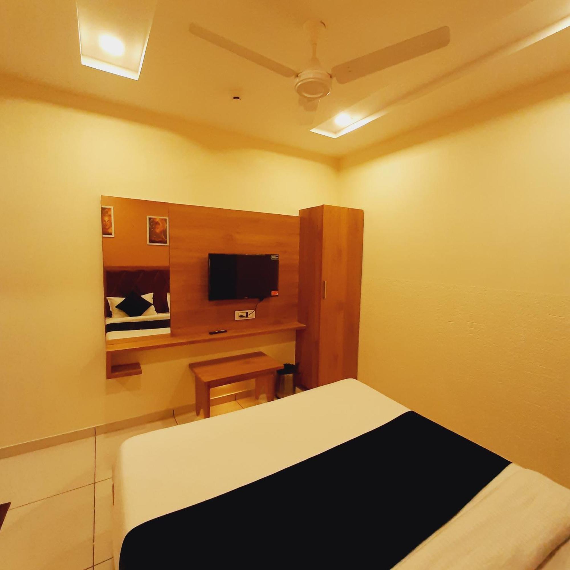 Hotel Suncity Ahmedabad Bagian luar foto