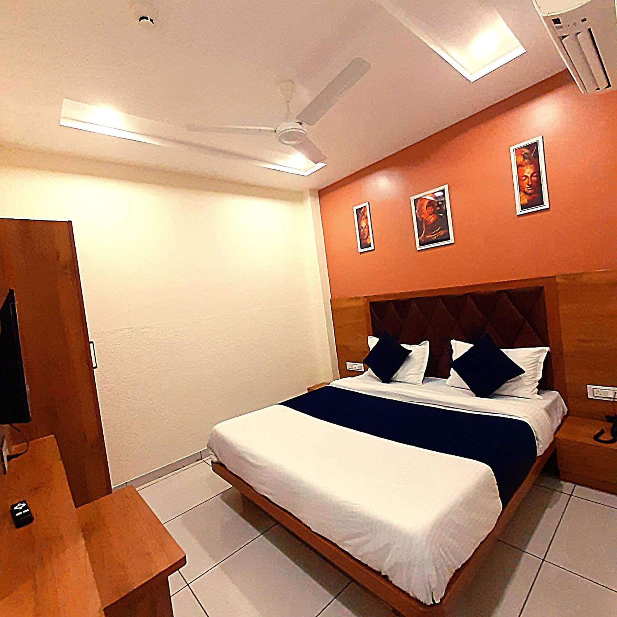 Hotel Suncity Ahmedabad Bagian luar foto
