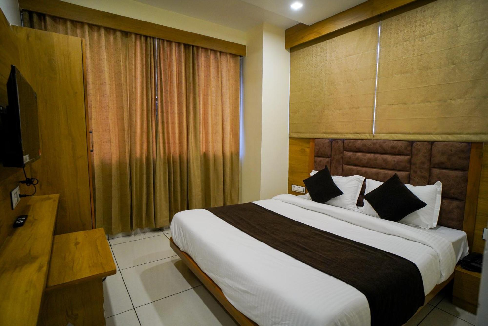 Hotel Suncity Ahmedabad Bagian luar foto