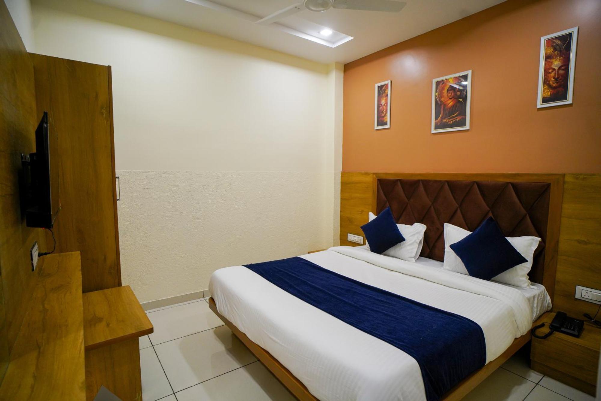 Hotel Suncity Ahmedabad Bagian luar foto