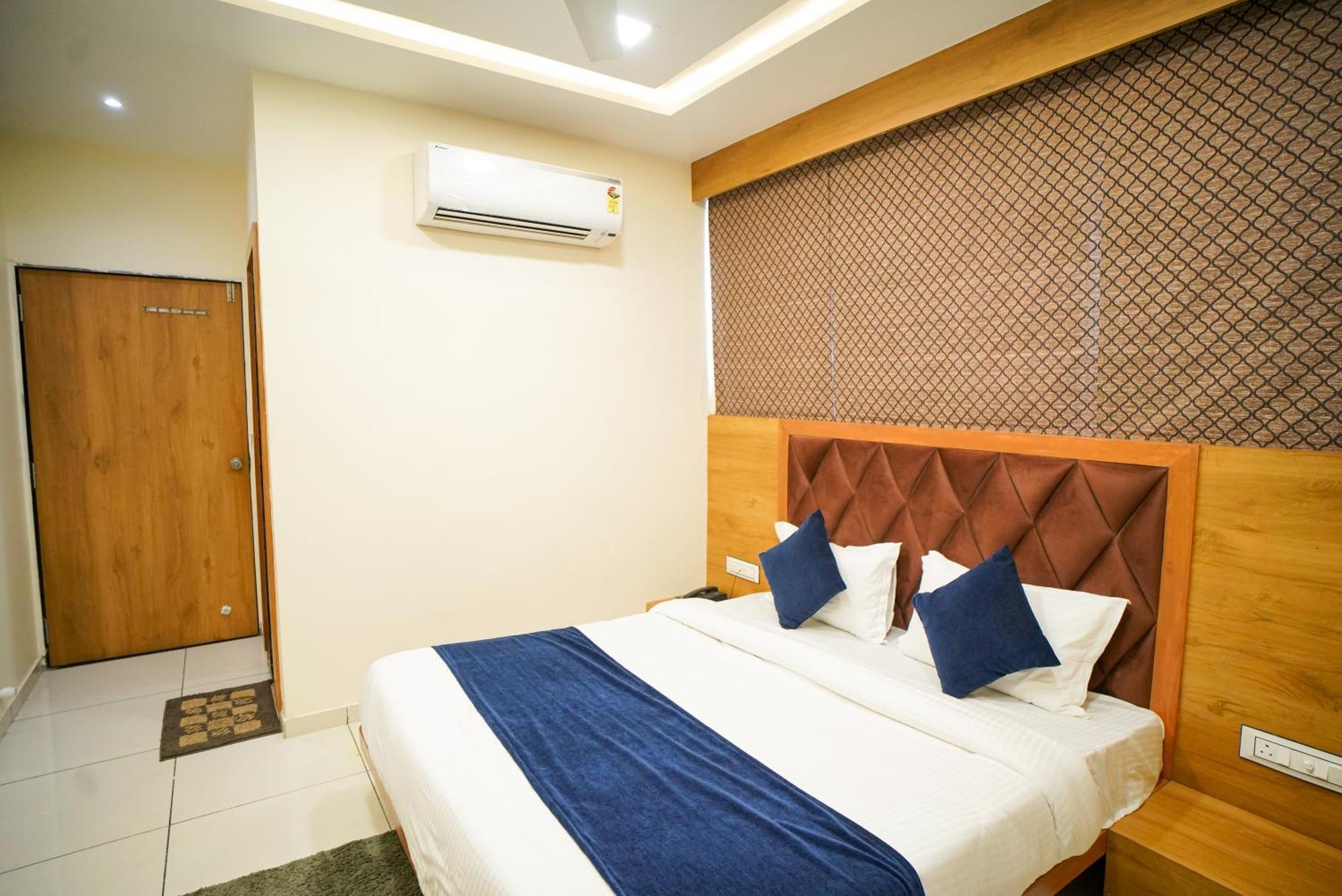 Hotel Suncity Ahmedabad Bagian luar foto