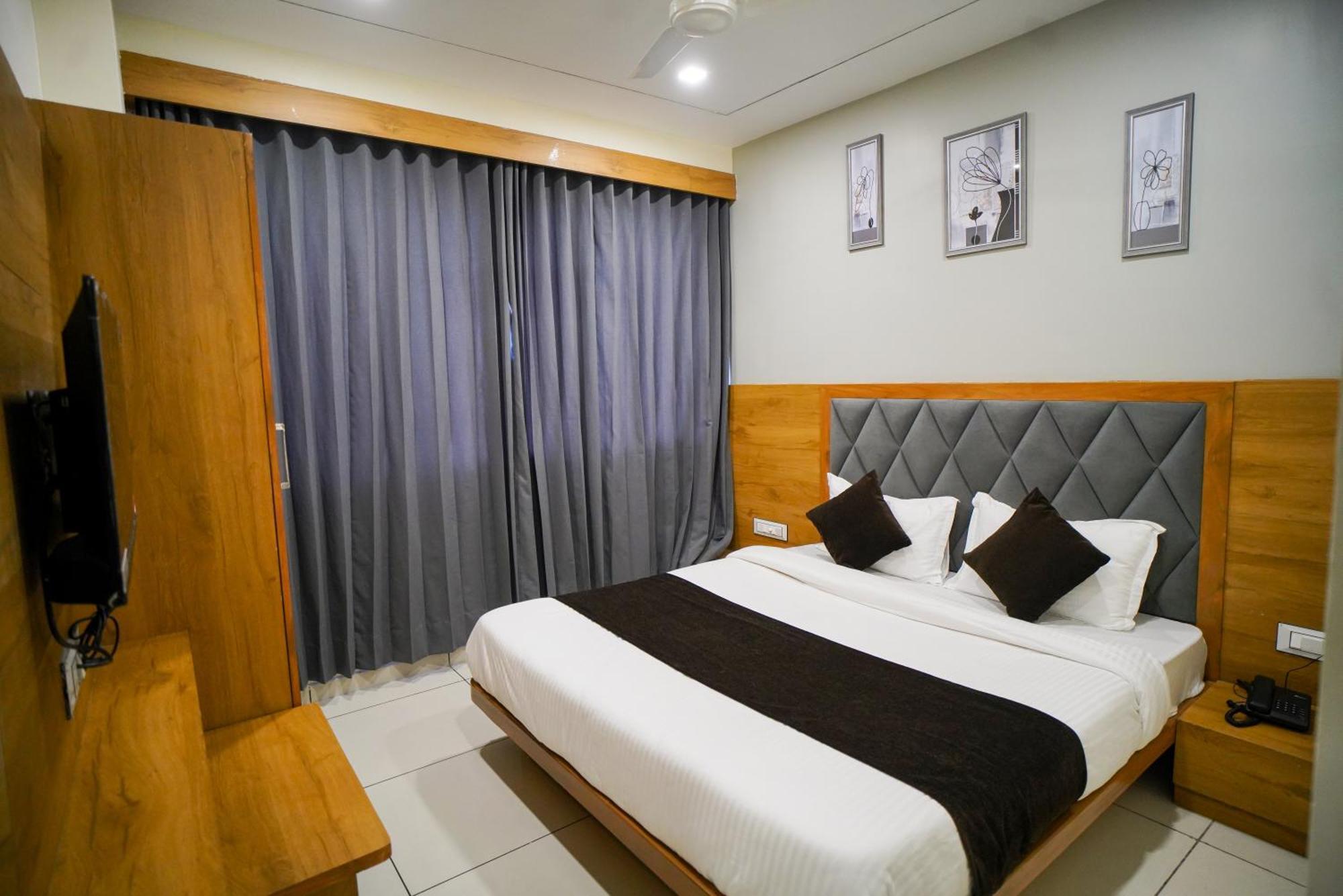 Hotel Suncity Ahmedabad Bagian luar foto