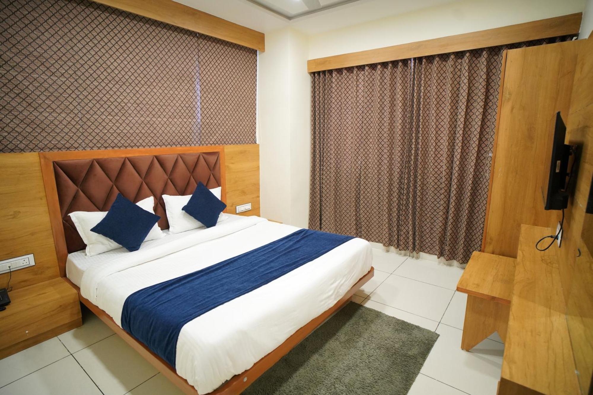 Hotel Suncity Ahmedabad Bagian luar foto