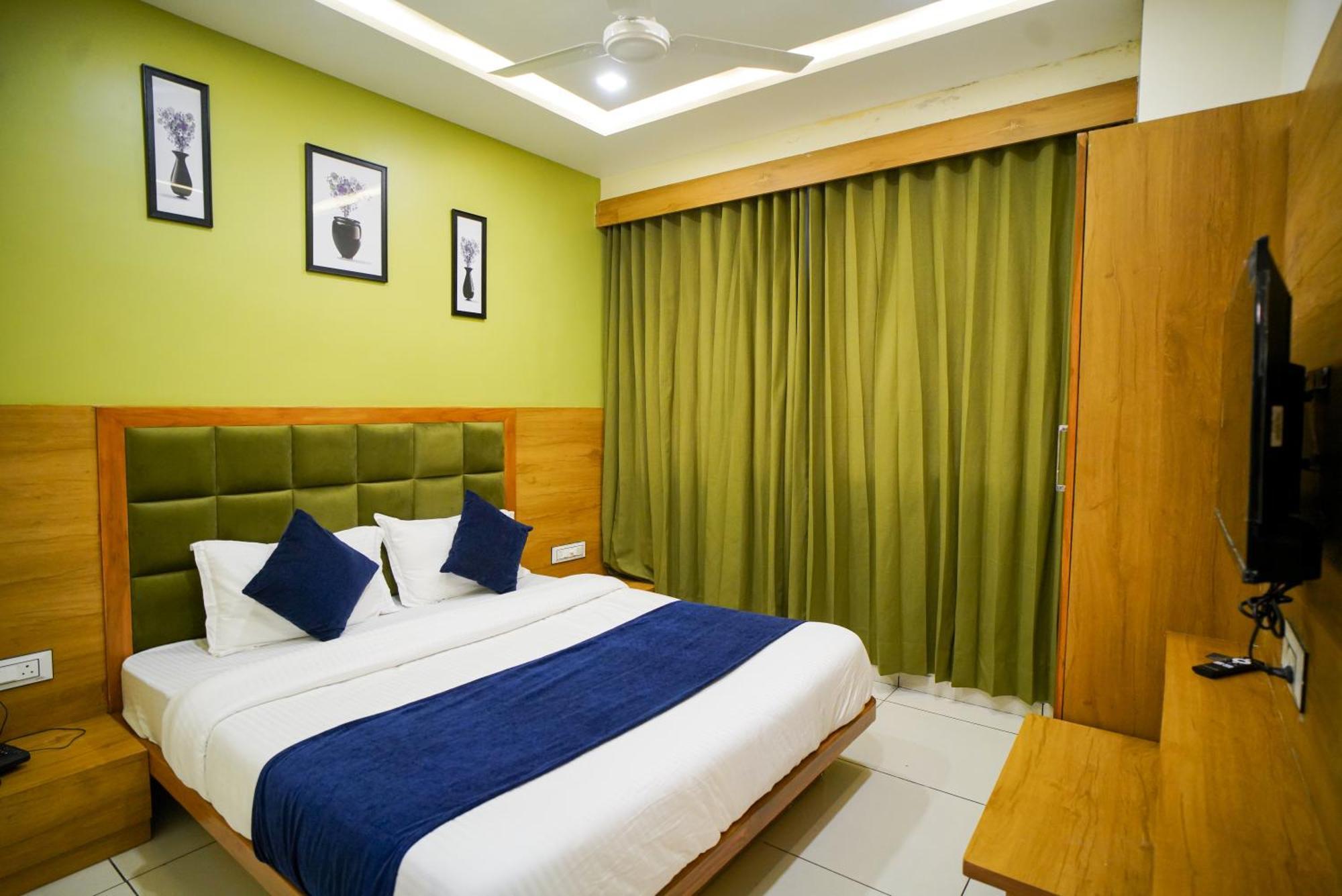 Hotel Suncity Ahmedabad Bagian luar foto